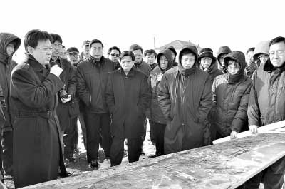 2010年1月，渤海海峽跨海通道課題組成員和國家發(fā)改委、交通運(yùn)輸部、鐵道部等國家部委研究人員共同到蓬萊考察、調(diào)研工程線路、登陸地點(diǎn)。左二為蓬萊市市長張代令，左七為渤海海峽跨海通道課題組副組長、魯東大學(xué)副校長、環(huán)渤海發(fā)展研究中心主任柳新華教授。資料照片