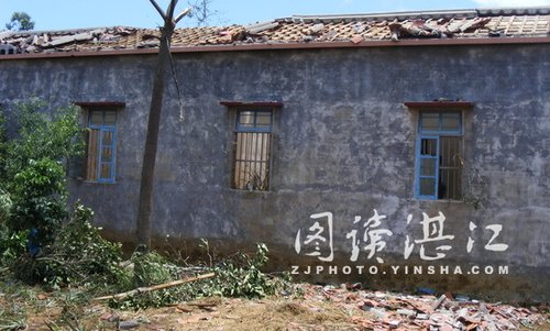 廣東徐聞縣遭遇龍卷風(fēng) 大鐵門(mén)被卷到空中飛舞