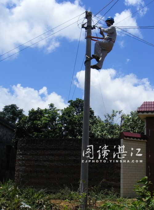 廣東徐聞縣遭遇龍卷風(fēng) 大鐵門(mén)被卷到空中飛舞