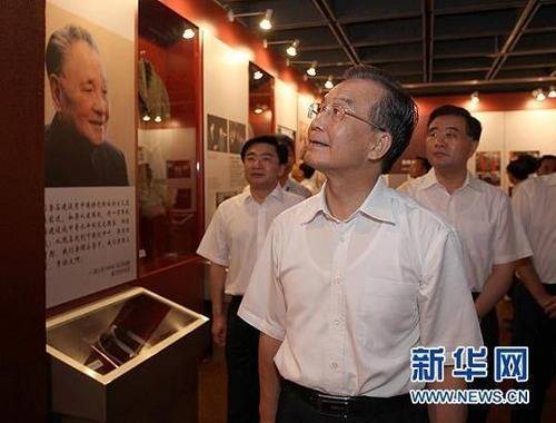 8月21日，溫家寶專程來到深圳博物館參觀《改革開放總設(shè)計師鄧小平》大型展覽，仔細(xì)觀看鄧小平生平事跡。今年是深圳特區(qū)成立30周年，中共中央政治局常委、國務(wù)院總理溫家寶于8月20日至21日深入深圳的企業(yè)、科研院所、口岸和社區(qū)，就發(fā)展戰(zhàn)略性新型產(chǎn)業(yè)，加快轉(zhuǎn)變經(jīng)濟(jì)發(fā)展方式進(jìn)行調(diào)研。新華社記者 劉衛(wèi)兵 攝