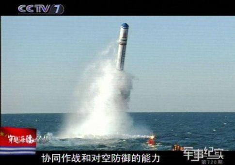 巨浪-2遠程彈道導(dǎo)彈出水試驗。對比圖中舢板的大小可推斷彈體大概的尺寸。實驗彈彈頭可能加裝了保護罩或一些實驗必須的設(shè)備，或者實彈加裝了伸縮型的減阻桿。