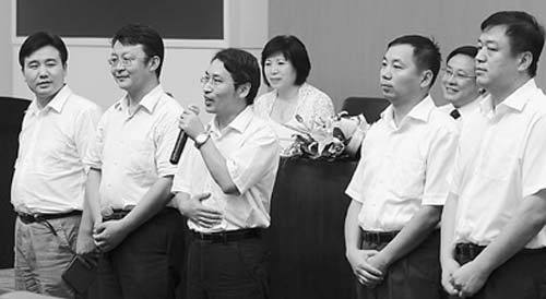 8月13日，北京市委組織部召開北京市2010年公開選拔領(lǐng)導(dǎo)干部工作新聞發(fā)布會(huì)，5名局級(jí)新任職人員亮相。　王鈺誼攝 