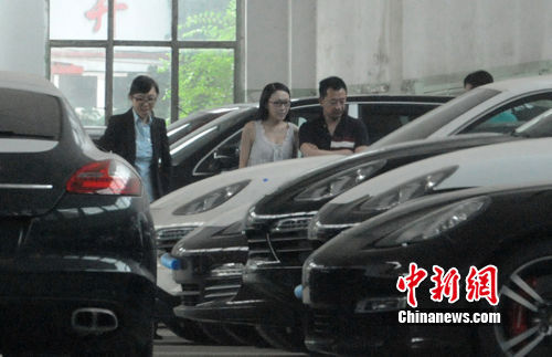 黃海波帶準(zhǔn)老婆購(gòu)豪車(chē) 女友曾是任達(dá)華紅顏知己