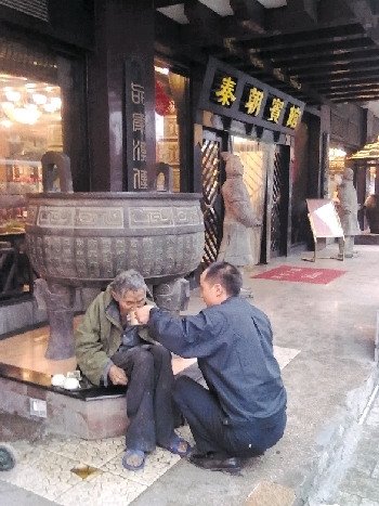 8月25日，網(wǎng)友申超在街頭拍下的張副山喂老人吃面一幕。 