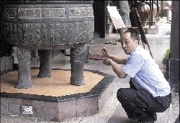 昨日，保安張副山向記者介紹當(dāng)時(shí)的情景。 晚報(bào)記者 周甬 圖