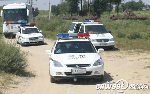 陜西榆林法院百人觀光團(tuán)出游 警燈閃爍警車開(kāi)道