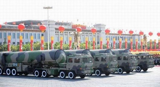 東31甲核導彈方隊通過天安門廣場，