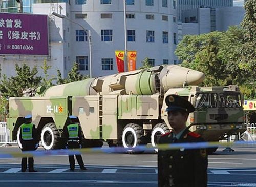 中國東風(fēng)-21C導(dǎo)彈在2009年的國慶閱兵中對外正式亮相。