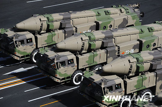 10月1日，首都各界慶祝中華人民共和國成立60周年大會在北京天安門廣場隆重舉行。這是某新型中遠(yuǎn)程地地常規(guī)導(dǎo)彈方隊(duì)在長安街上行進(jìn)。 新華社記者 李勇攝