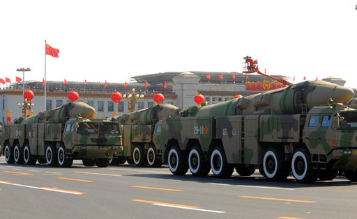 東風-21C導彈方隊在國慶大閱兵上接受檢閱。徐昱 攝