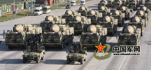 東21丙常規(guī)導彈方隊通過天安門廣場3