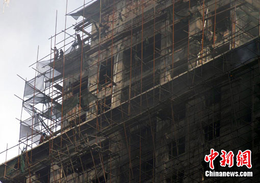 現(xiàn)場(chǎng)可清楚看到樓內(nèi)有工人被困。