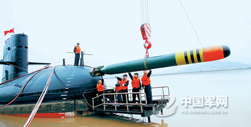 東海艦隊某潛艇支隊進行碼頭應(yīng)急吊裝魚雷演練。圖中潛艇為宋級常規(guī)動力潛艇。