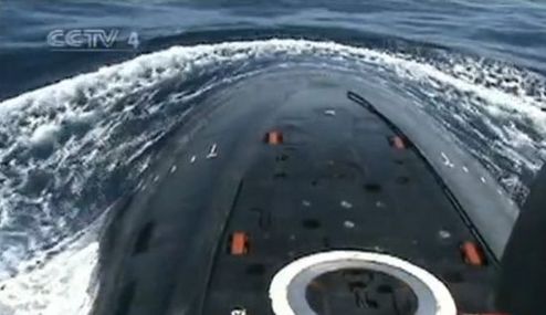 東海艦隊某潛艇支隊兩名年輕的艇長分別駕馭著新型潛艇，快速突破反潛防線，抵達預(yù)定突擊點，導(dǎo)彈發(fā)射全部準確命中目標。圖片來源：CCTV視頻截圖