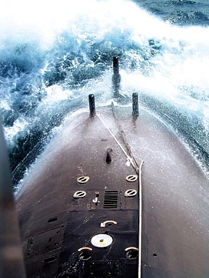 東海艦隊某潛艇支隊進行潛艦攻防對抗訓練，破浪前行。