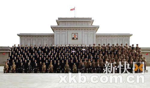朝中社9月30日發(fā)布了金正日與朝鮮新領(lǐng)導(dǎo)機(jī)構(gòu)其他成員合影留念的照片，外媒指稱紅圈中者就是“金的兒子”金正銀。 新華社發(fā)