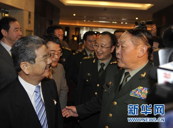 10月11日上午，在越南河內(nèi)，中國國務(wù)委員兼國防部長梁光烈上將（前右）和日本防衛(wèi)大臣北澤俊美在首屆東盟防長擴大會期間進行了交談