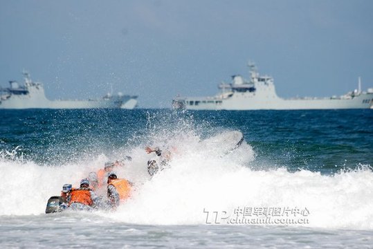 海軍陸戰(zhàn)隊(duì)某旅在惡劣海況下與登陸艦配合進(jìn)行裝卸載訓(xùn)練。宋春偉 攝影報(bào)道