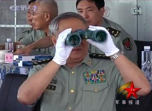 央視新聞視頻截圖：7月26日，中央軍委委員、總參謀長陳炳德在南海觀摩海軍多兵種合同實(shí)兵實(shí)彈演練。