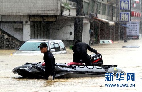 10月21日，救援人員出動(dòng)橡皮艇在臺(tái)灣宜蘭縣蘇澳地區(qū)救災(zāi)。新華社發(fā)