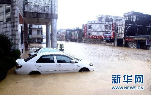 10月21日，洪水將臺(tái)灣宜蘭縣蘇澳地區(qū)街道淹沒(méi)。新華社發(fā)