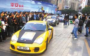 昨日，香港保時捷車隊在解放碑吸引市民圍觀。本報記者 楊新宇 攝