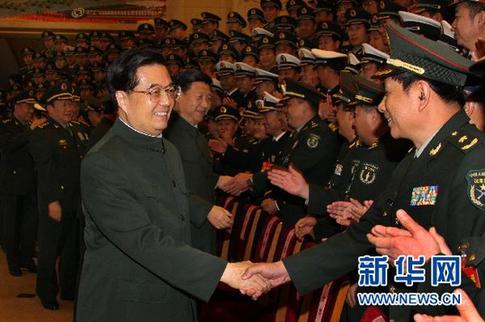 11月2日，中共中央總書(shū)記、國(guó)家主席、中央軍委主席胡錦濤在北京會(huì)見(jiàn)出席全軍武器裝備成建制成系統(tǒng)形成作戰(zhàn)能力和保障能力建設(shè)工作會(huì)議的代表。中共中央政治局常委、國(guó)家副主席、中央軍委副主席習(xí)近平一同會(huì)見(jiàn)。 新華社記者李剛攝