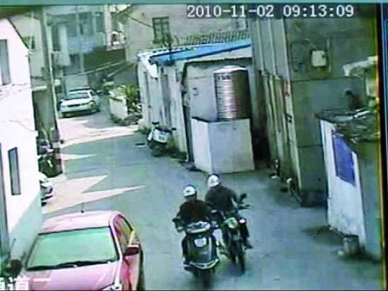 警車悄悄跟進(jìn)一條小巷。①小偷甲騎的贓車熄火 ②同伙騎摩托拉著跑。