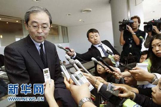  11月3日，日本駐俄羅斯大使河野雅治抵達(dá)日本成田機(jī)場后回答記者提問。當(dāng)日，暫時被召回的日本駐俄羅斯大使河野雅治抵達(dá)日本首都東京。 新華社/共同社
