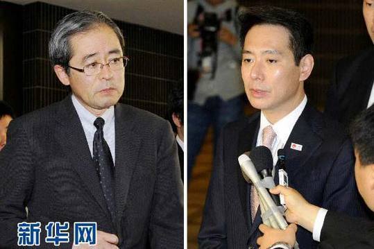 11月3日拍攝的拼版照片顯示：日本駐俄羅斯大使河野雅治在東京向日外相前原誠司匯報完后走出日本外務(wù)省（左）和日本外相前原誠司接受記者采訪（右）。當(dāng)日，暫時被召回的日本駐俄羅斯大使河野雅治抵達日本首都東京，并向日外相前原誠司匯報此次俄總統(tǒng)視察爭議島嶼的相關(guān)情況。 新華社/共同社