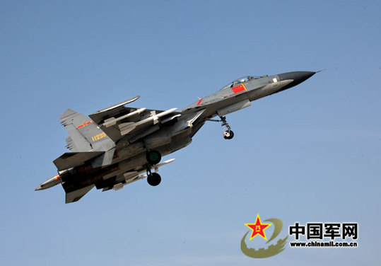 殲擊機(jī)“殲11”梯隊(duì)。本網(wǎng)記者　喬天富　攝