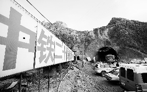 工程車輛不斷進(jìn)出隧道救援，各種急救車輛在事發(fā)隧道外待命，隨時準(zhǔn)備救助。 本報(bào)首席記者 田蹊 攝