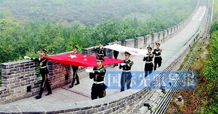 圖為10月9日，第16屆亞運(yùn)會(huì)火種采集現(xiàn)場(chǎng)，儀仗隊(duì)隊(duì)員手持中國(guó)國(guó)旗和亞奧理事會(huì)會(huì)旗。本報(bào)記者 王毓國(guó)/攝