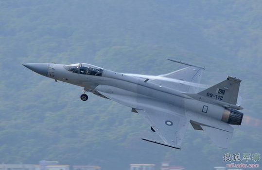巴基斯坦梟龍戰(zhàn)機進行單機飛行訓練。