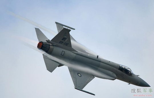 巴基斯坦梟龍戰(zhàn)機進行單機飛行訓練。