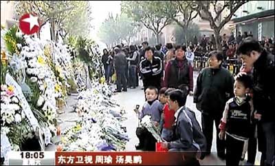昨日，上海市群眾自發(fā)前往火災(zāi)現(xiàn)場(chǎng)悼念遇難者。東方衛(wèi)視截圖