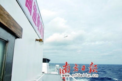 日本偵察機(jī)(紅圈所示)圍繞著我漁政310船上空盤(pán)旋。黃應(yīng)來(lái)盧松江攝