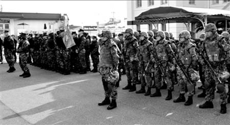 3日，日本和美國(guó)在駐日美國(guó)海軍佐世?；嘏e行基地警備訓(xùn)練開(kāi)幕式。新華社發(fā) 