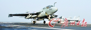 美國海軍EA-6B“徘徊者”電子攻擊機(jī)降落在“華盛頓”號航母甲板上。