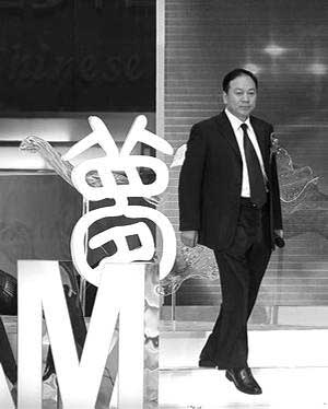 在《南方周末》“2010年度完美中國夢踐行者致敬盛典”上，王克勤接受致敬 （資料圖片）
