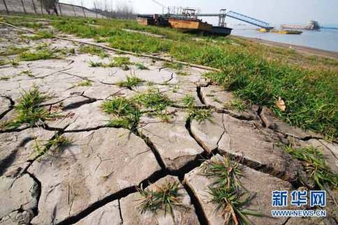 這是12月10日在江西省九江市拍攝的出現(xiàn)干裂的長(zhǎng)江江灘。新華社發(fā)（胡國(guó)林 攝）