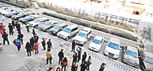 關(guān)建軍犯罪組織的停車(chē)場(chǎng)停放了30余輛汽車(chē)，路虎、奧迪Q7、寶馬X6只算是其中普通的，關(guān)建軍的座駕是勞斯萊斯幻影，價(jià)值840萬(wàn)。