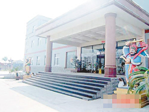 關(guān)建軍、關(guān)建民兄弟被捕前，大興土木為自己興建的豪宅。