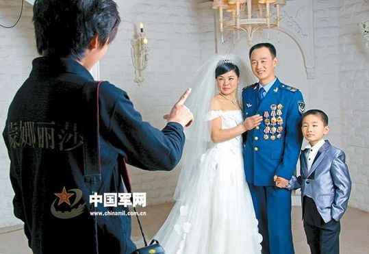 三級(jí)軍士長(zhǎng)竇樹(shù)軍一心撲在戰(zhàn)鷹維修上，結(jié)婚11年未能兌現(xiàn)妻子拍張婚紗照的愿望，空軍機(jī)關(guān)借“空軍十大杰出青年”頒獎(jiǎng)之機(jī)，特意將功臣一家接到北京為他們圓夢(mèng)