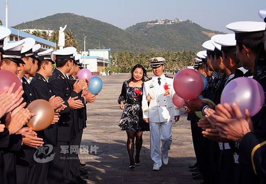 官兵夾道歡迎新人。
