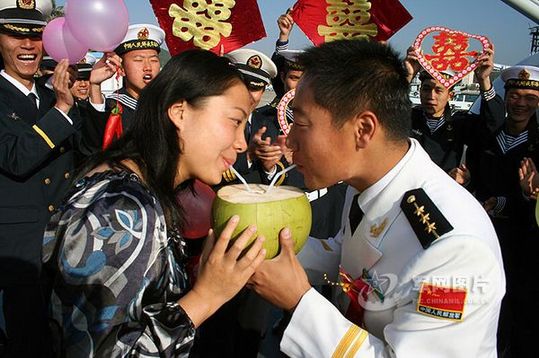 喝上一個連心椰，愛情天長地久。