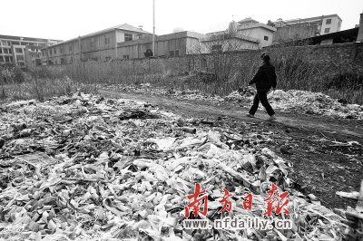 3月24日，浙江臺(tái)州市速起蓄電池有限公司廠房外邊堆滿了廢舊垃圾。近日，臺(tái)州路橋區(qū)峰江街道上陶村139名村民出現(xiàn)由蓄電池污染引起的血鉛含量超標(biāo)