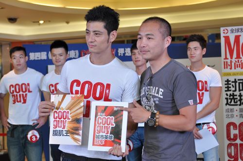 時(shí)尚雜志青島選型男 31歲經(jīng)理大秀腹肌稱王 時(shí)尚雜志青島選型男 31歲經(jīng)理大秀腹肌稱王