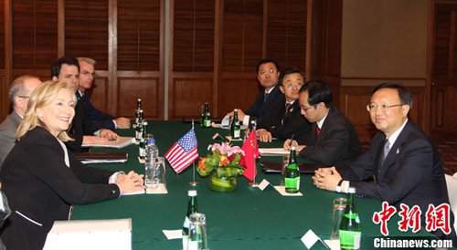 7月22日，中國外長楊潔篪在印尼巴厘島會見美國國務(wù)卿希拉里·克林頓，雙方就兩國關(guān)心的問題進行友好的交談。中新社發(fā) 顧時宏 攝