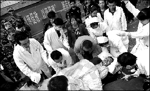 醫(yī)護(hù)人員將傷者轉(zhuǎn)往貴陽(yáng)治療。新華社發(fā)